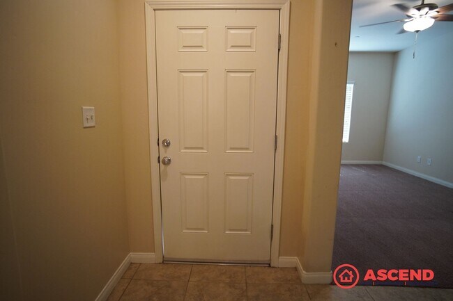 Building Photo - Stunning 4 Bed 2 Bath Home Off of Hosking and Wible!