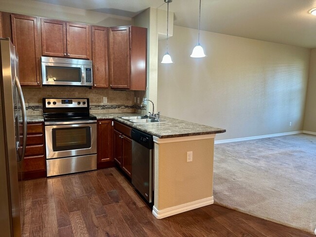 Building Photo - 2 Bedroom townhome in School District 20 w...