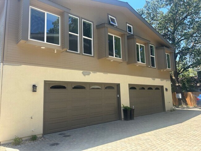 Building Photo - BRAND NEW! 3 bed 2.5 bath Right Next to UCD