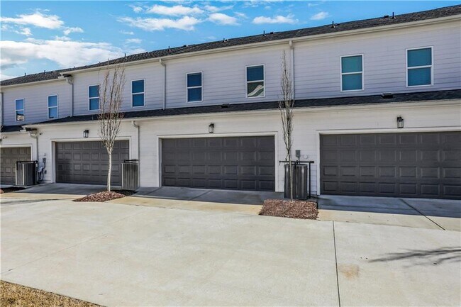 Building Photo - 1954 Sanford Dr