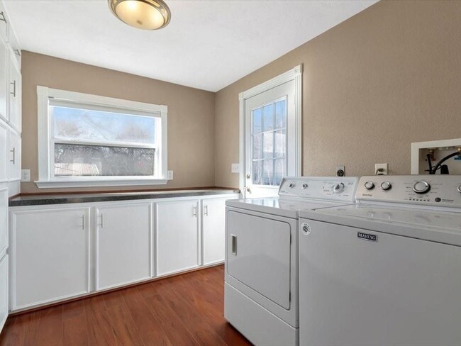 Building Photo - 825 Commodore Dr