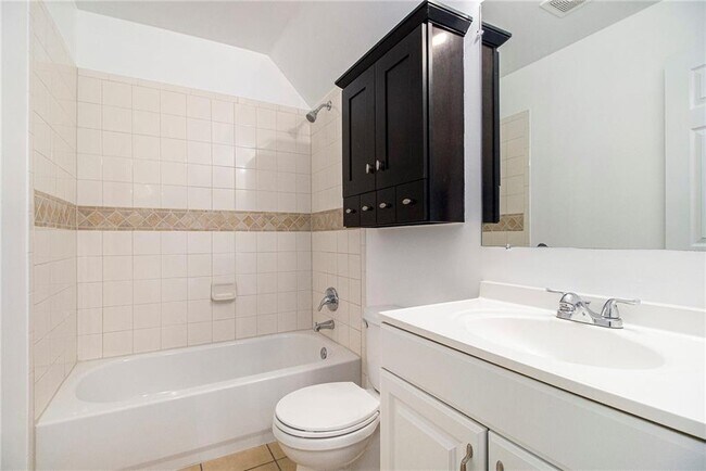 Building Photo - 960 Landmark Dr NE