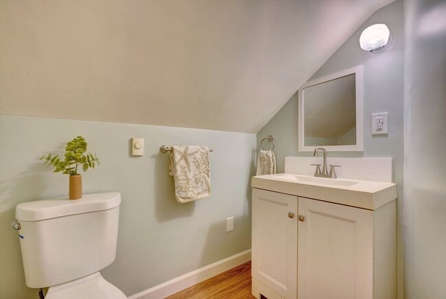 Building Photo - Charming Cape Cod Home - Detached Garage - Pet Friendly!