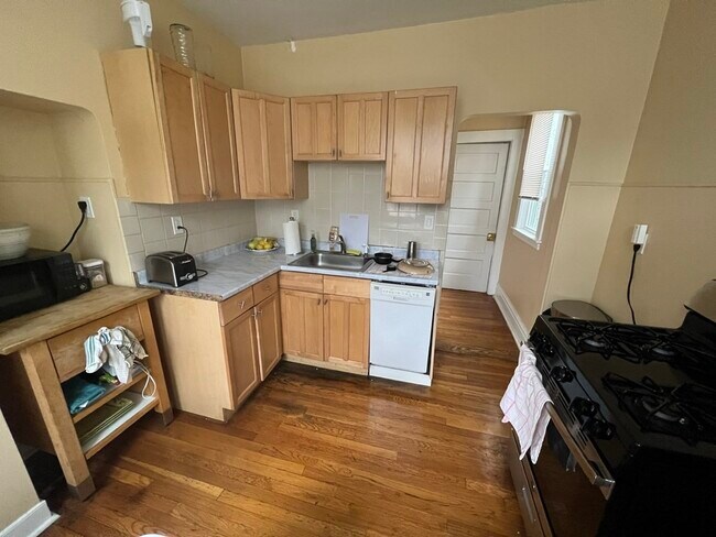 Building Photo - 59A Strathmore Rd