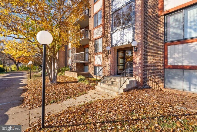 Building Photo - 9728 Kingsbridge Dr