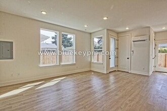 Building Photo - 1526-B: 2 Bed, 2.5 Bathroom Townhome with Fully Fenced Yard