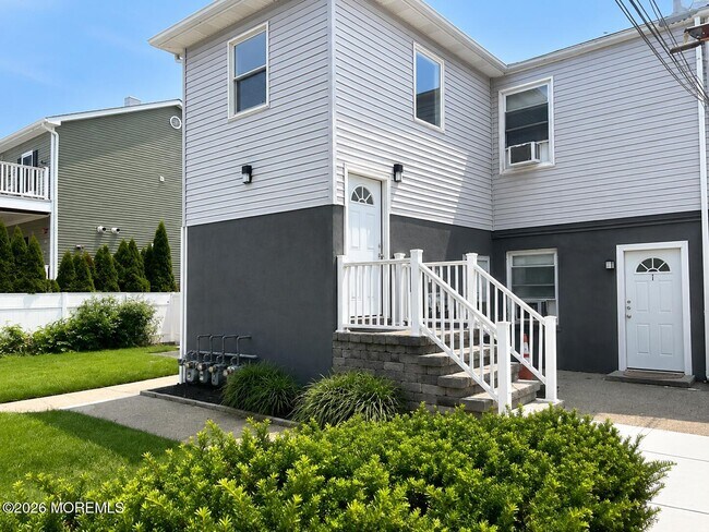Building Photo - 819 1/2 16th Ave