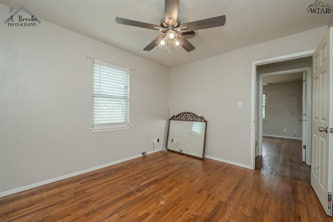Building Photo - 1508 N Victoria Ave