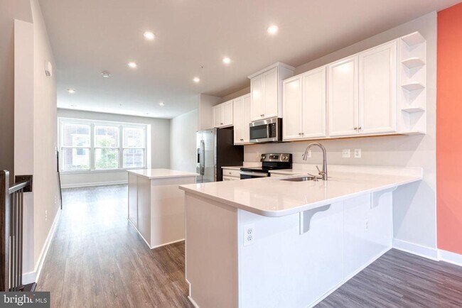 Building Photo - 228 S Newkirk St