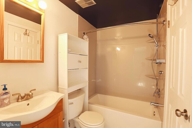 Building Photo - 4393 Pembrook Village Dr