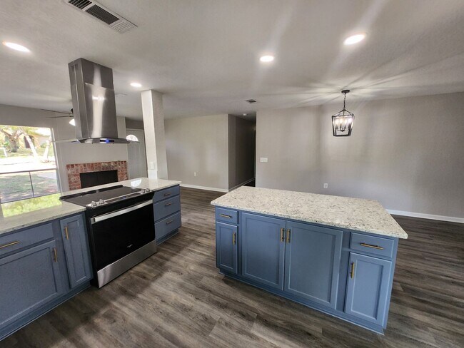 Building Photo - Move in ready. Fully remodeled