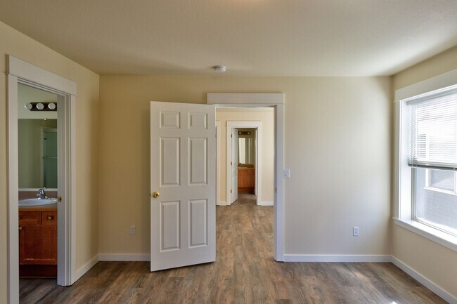 Building Photo - 997