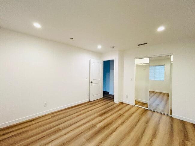 Building Photo - Spacious 6-Bedroom with Private Yard & Parking in Sylmar!