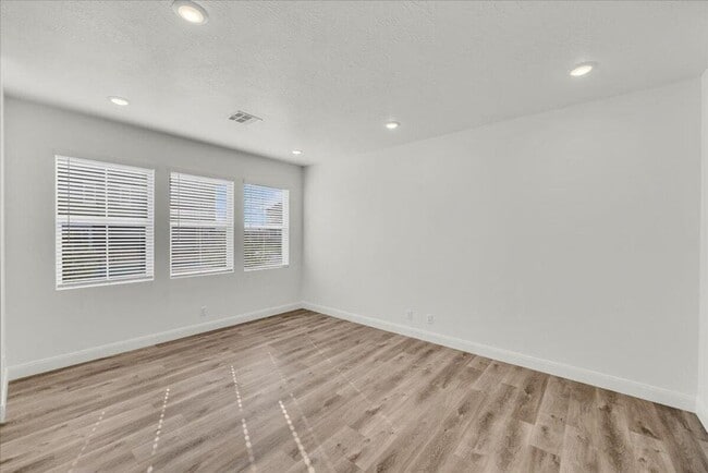 Building Photo - MODERN 3-BEDROOM TOWNHOME IN DESERT COLOR ...