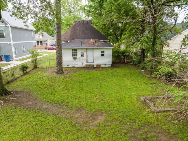 Building Photo - Freshly Updated 3 Bedroom House