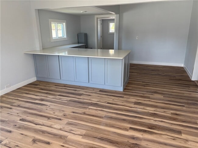 Building Photo - 118 E Spring St