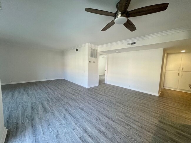 Building Photo - AVAILABLE NOW!!! 2 Bedroom 2 Bathroom Remo...