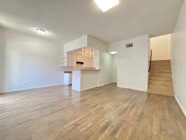 Primary Photo - Lovely 4-bedrom 2.5-bath Condo In Panorama...