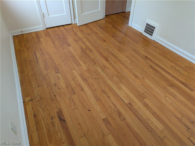 Building Photo - 637 E Wilbeth Rd