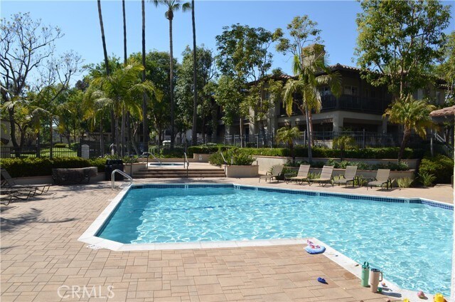 Building Photo - 6 Vía Contento