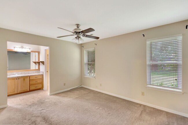 Building Photo - Charming Single-Story Home with Huge Backy...