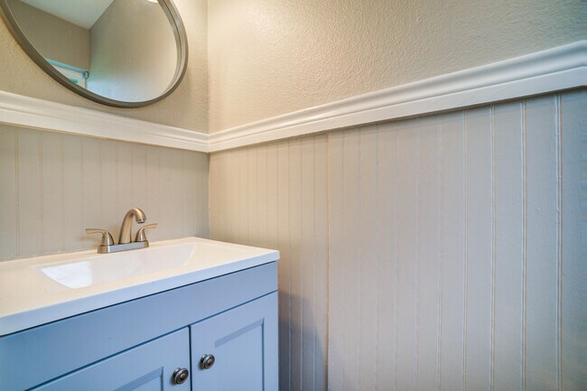 Building Photo - 2608 Driftwood Dr