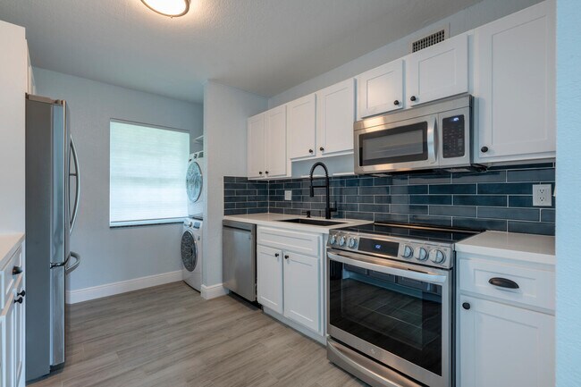 Building Photo - 5207 N Flagler Dr