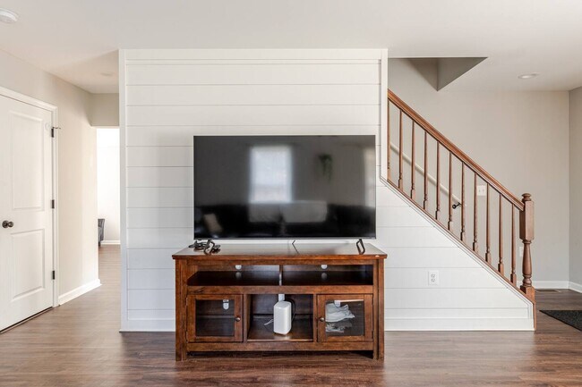 Building Photo - 301 Rollason Dr