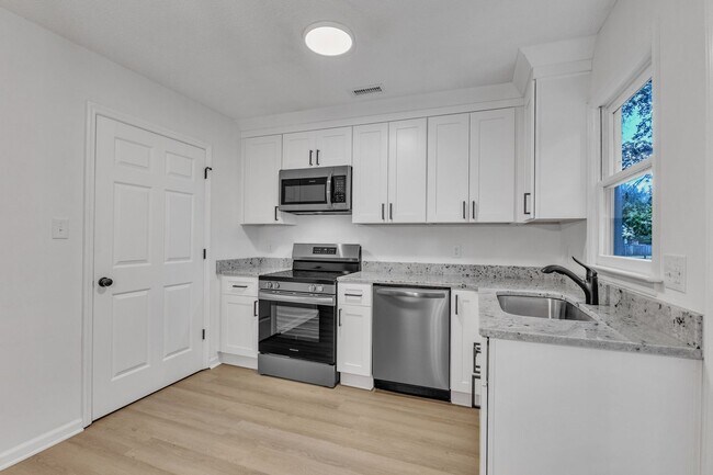 Building Photo - Fully Renovated Townhome - Downtown Wake Forest!