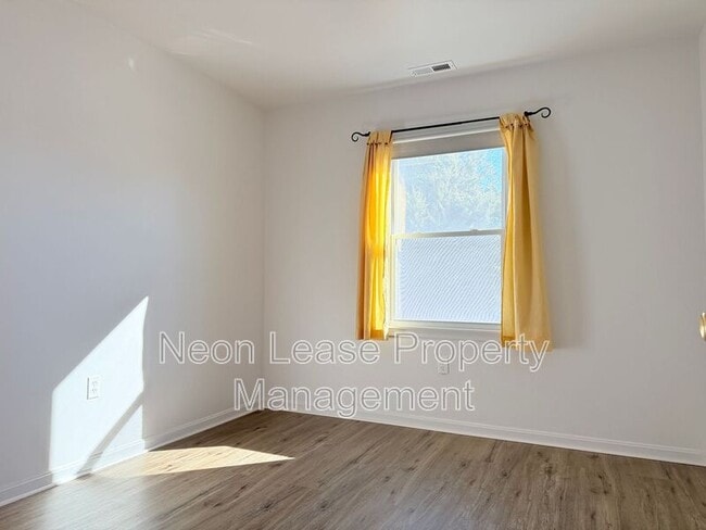 Building Photo - 400 Franklin St