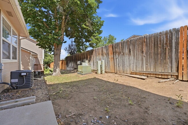 Building Photo - $1,195.95 1 bed, 1 bathroom, located in Aurora with a washer and dryer.
