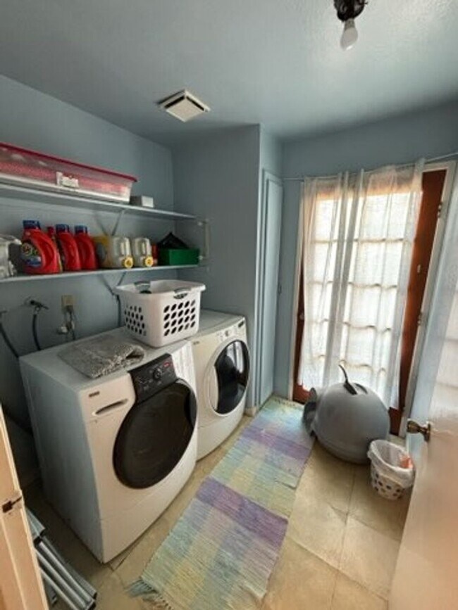 Building Photo - 8341 Valley View Ct