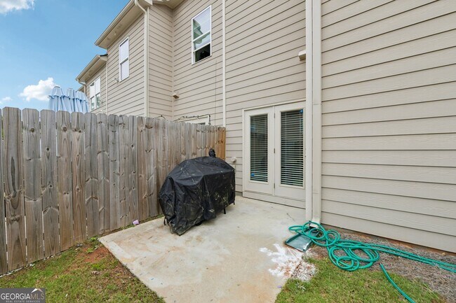 Building Photo - 5811 Calle Vis Dr