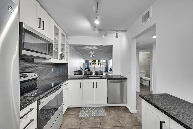 Building Photo - 2920 SW 22nd Ave