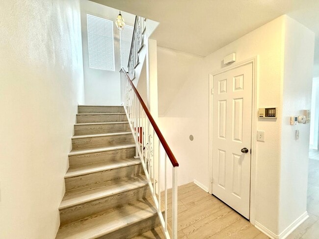 Building Photo - Cozy Renovated Townhome in Gardena!