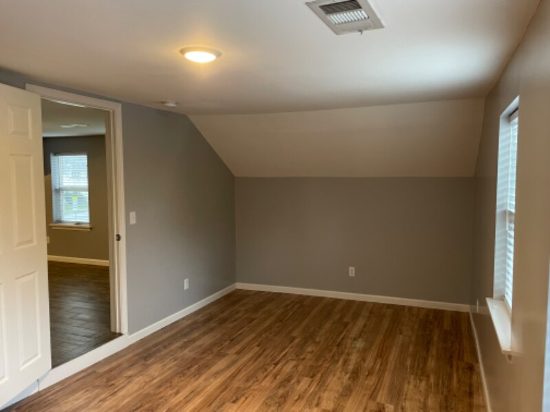 Building Photo - 116 E Main St