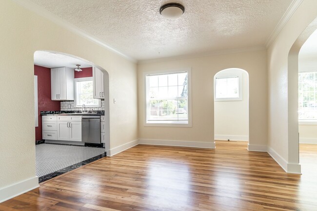 Building Photo - 3-Bedroom 2 Bath Classic Cape Cod House  (...
