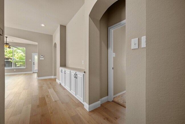 Building Photo - 4617 Kingsway Ln