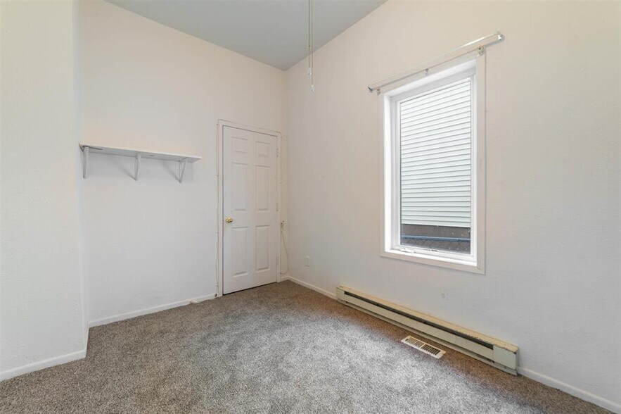 Building Photo - 325 E 8th St