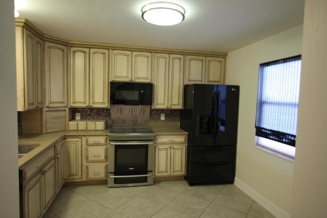 Building Photo - 1303 Lakeview Dr E