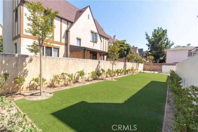 Building Photo - 9246 Cedros Ave