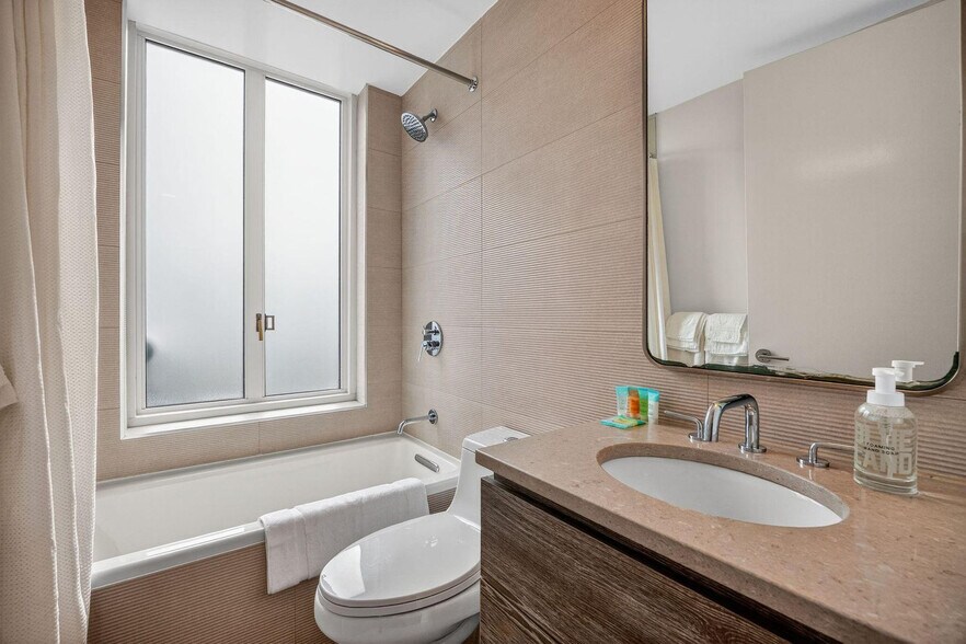 Building Photo - 68 W 37th St