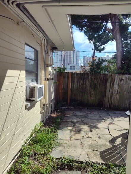 Building Photo - 318 N Oleander Ave