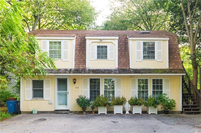 Primary Photo - 554 E Main Rd