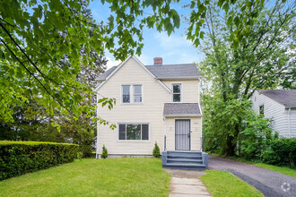 Building Photo - Charming 3-Bedroom Home in Warrensville He...