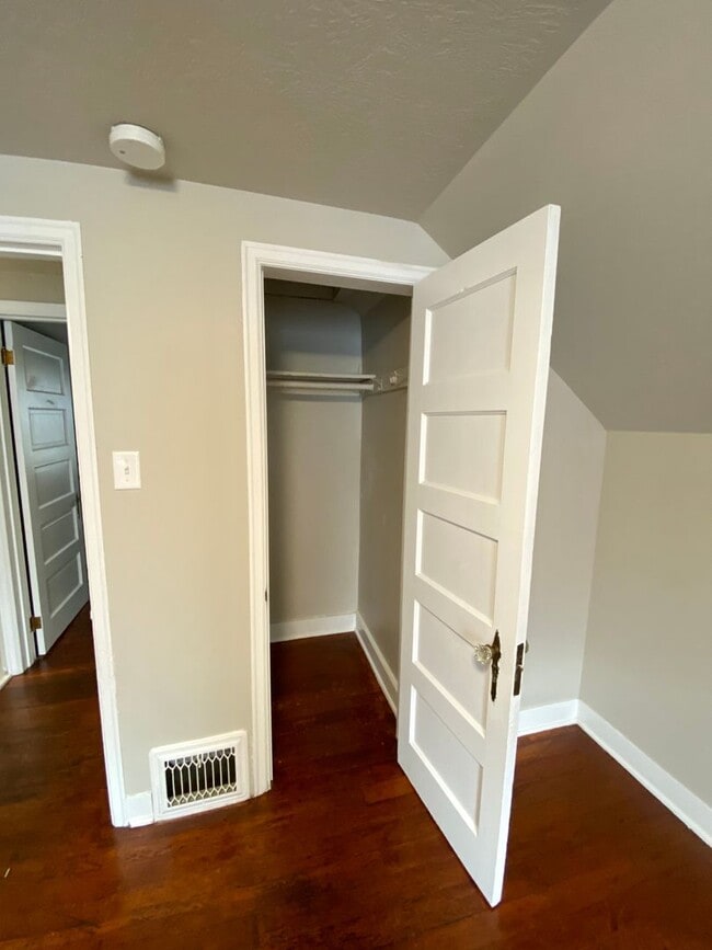 Building Photo - Charming 3 bed 1 bath House with Tons of Updates and Private Backyard!