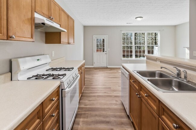 Building Photo - 2/2.5 Townhome in Great Flowery Branch loc...