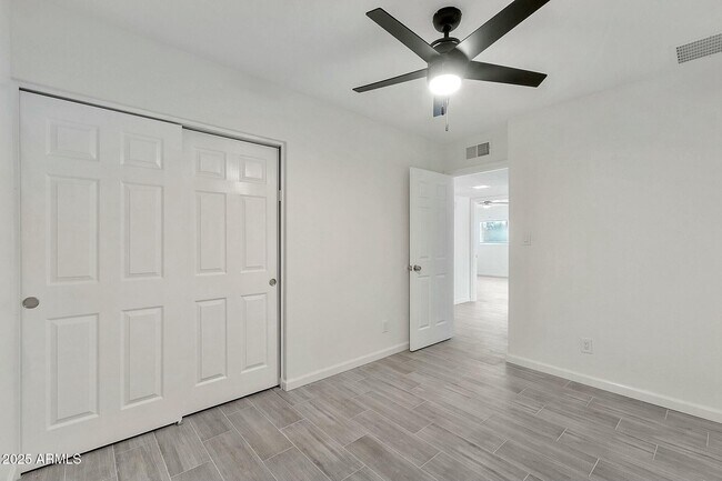 Building Photo - 3922 E Dahlia Dr