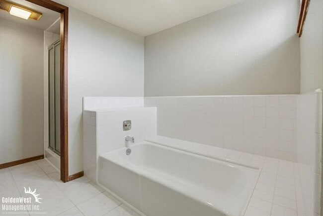 Building Photo - Spacious and Inviting 4Bdm 3Ba Home Nestled in the Scenic Hills of Fallbrook!