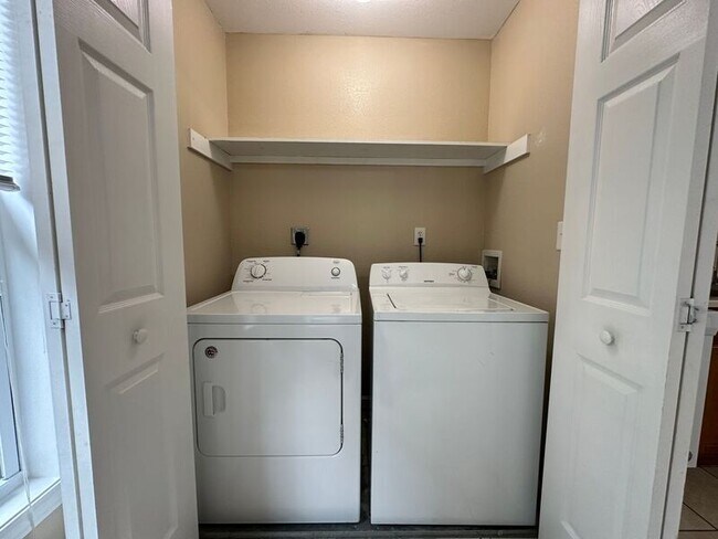 Building Photo - 10 Zell Ln